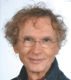 Foto eines älteren Mannes mit Brille