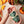 Hand zeigt über einem Tisch Kapseln von Together Health Multibiotic und ringsherum stehen Schalen mit frischen Gemüsestücken